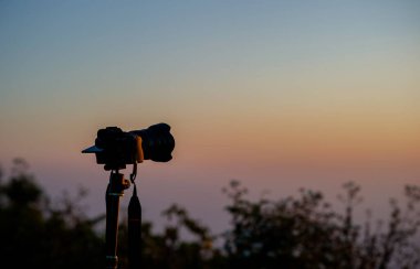 Fotoğrafçı, bir gezginin, doğa aşığının, doğada barışın ve rahatlığın görüntüsünü yakalamak için bir kamera kurar..