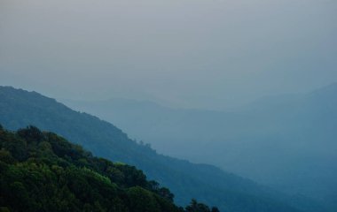 Dağlar ve yemyeşil ormanlar, doğal cazibeler, dinginlik ve dinlenme temiz havada..