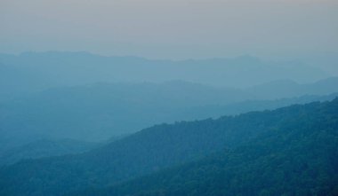 Dağlar ve yemyeşil ormanlar, doğal cazibeler, dinginlik ve dinlenme temiz havada..