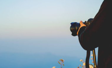 Fotoğrafçı, bir gezginin, doğa aşığının, doğada barışın ve rahatlığın görüntüsünü yakalamak için bir kamera kurar..