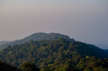 Dağlar ve yemyeşil ormanlar, doğal cazibeler, dinginlik ve dinlenme temiz havada..