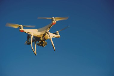 Dronlar turistlerin ve profesyonel fotoğrafçıların havadan fotoğraflarını çeker. Uçan fotoğraf ekipmanları.
