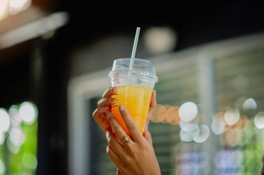 Soğuk sıkılmış portakal suyu, sağlıklı bir vücudu sürdürmek için bir tüketim yöntemi, sebze ve meyve yeme kavramı