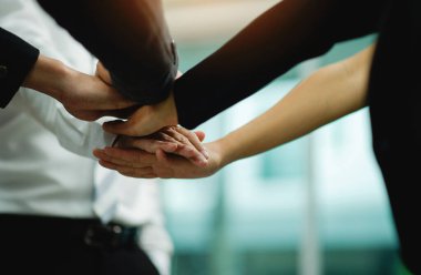 Takım çalışması, el ele tutuşmak, aşk, işbirliği ve birlikte çalışmak..