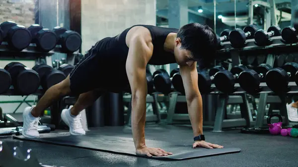 Spor salonunda egzersiz yap ve sağlıklı bir vücut için kas yap. Vücut geliştirici sağlık faaliyetleri