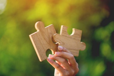 Tahta yapboz yapbozu, takım çalışması ve işbirliği, meslektaşlar arasındaki birlik, büyüme ve başarının bir işaretidir..