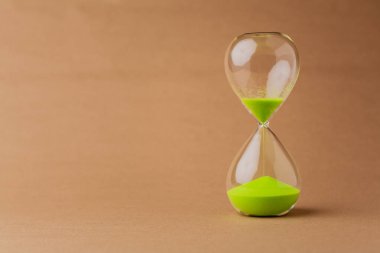 Kum saati, bir zaman aralığı, zamanın kuralları ve iş telaşı, zamanın değeri ve anlamı.