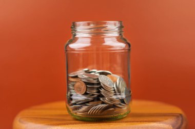 Domuzcuk bankasında para biriktirmek iyi bir finansal plan oluşturur, finansal gelir ve finansal yatırım, nakit akışı.