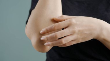 Kaşındıran cilt tahrişinden, deri hastalıklarından ve havadan bulaşan alerjilerden kolları tırmalıyor.