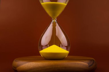 Kum saati, hayatın değerli zamanlarına karşı çalışmanın kısıtlı bir süre ve son teslim tarihini gösteriyor..