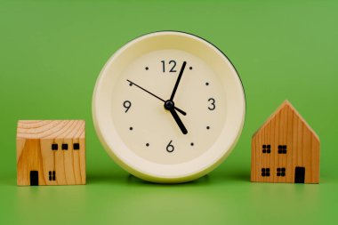 Zaman ve Yüksek Kaliteli Stüdyo Fotoğrafçılık İlk Ev İpoteği ve Nakit Para İnşa Etme Zamanı