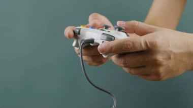 Oyun oynamak, ev eğlencesi aktiviteleri, ev rahatlığı ve eğlence aktiviteleri, kontrol ve kontrol oyunları.