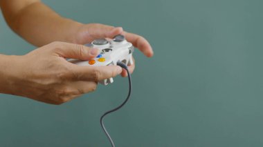 Oyun oynamak, ev eğlencesi aktiviteleri, ev rahatlığı ve eğlence aktiviteleri, kontrol ve kontrol oyunları.