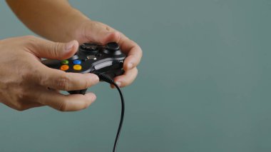 Oyun oynamak, ev eğlencesi aktiviteleri, ev rahatlığı ve eğlence aktiviteleri, kontrol ve kontrol oyunları.