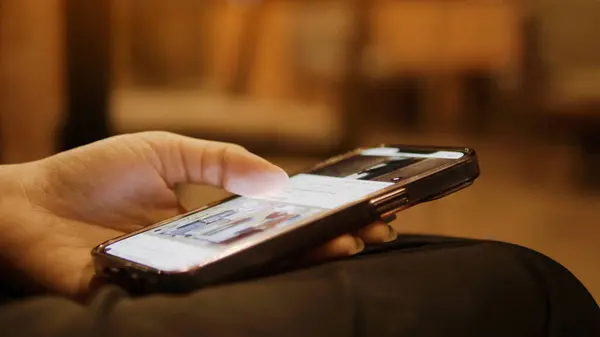 Akıllı telefonlar ve online iletişim, sosyal medya, çevrimiçi iş, çevrimiçi toplantılar ve çevrimiçi alışveriş