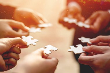 Yapboz bulmacaları ve iyi bir takım olarak çalışacak insan gruplarının entegrasyonu