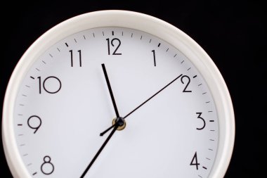 Saat gösterimi, zamanın akışı, stüdyo çekimi, zaman kavramı ve günlük yaşam..