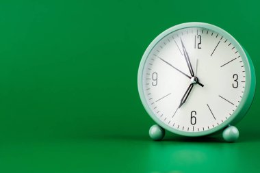 Saat değerli zaman, zaman yönetimi ve zaman tutma kavramını söyler.