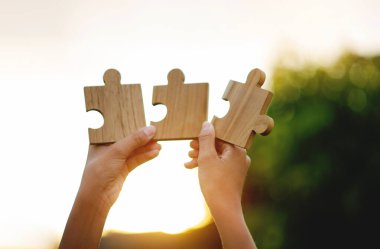 Tahta yapboz işbirliği ve takım çalışmasını, birlikte çalışmayı gösterir..