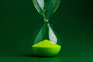 Stüdyo zaman kavramında kum saati fotoğrafı ve zamanı verimli kullanma