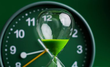 Kum saati çalışma ve yaşam süresini durdurur. Süreç ve kısıtlı zaman kuralları. Stüdyoda kum saati fotoğrafı..