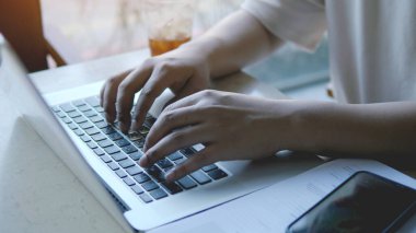 Dizüstü bilgisayarlar, ofis çalışanları ve evde çalışmak, serbest çalışanlar ve serbest yazarlar.