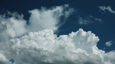 Gün boyunca gökyüzü ve bulutlar. Bulutlar gökyüzünün her yerinde toplanıyor.