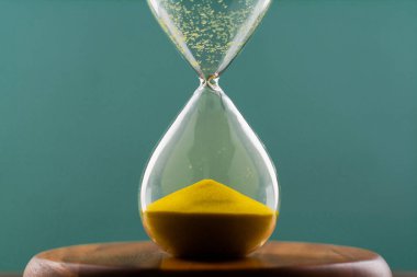 Kum saati geri sayım sürecidir. İş ve yaşam için kısıtlı zaman.