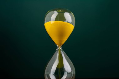 Kum saati geri sayım sürecidir. İş ve yaşam için kısıtlı zaman.