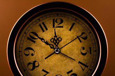 Duran zaman ve zamanın işleyişi. Kaliteli bir stüdyo fotoğrafı. Zaman ve zaman yönetimi kavramı.