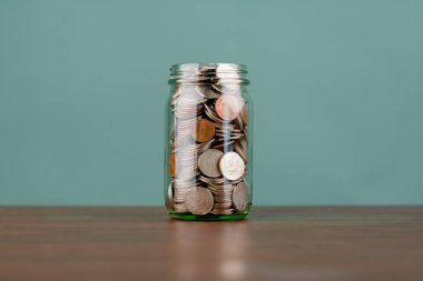 Bir kumbarada para biriktirmek, finansal planlama ve finansal istikrar ve iyi para akışı yaratmak..