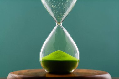 Kısıtlı zaman ve kaliteli zaman yönetimi kum saati. Kum saati fotoğrafı..