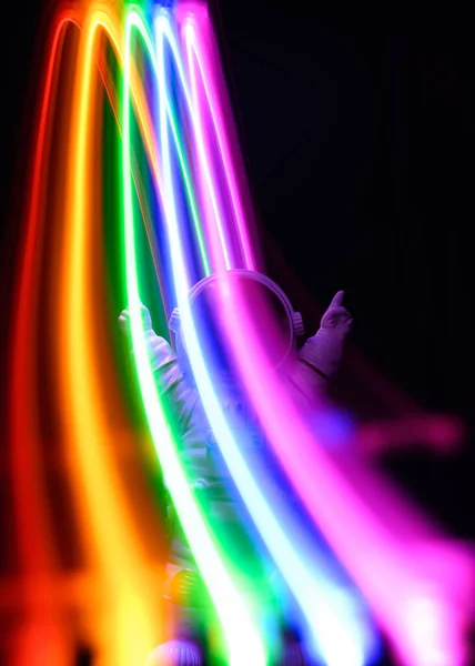 Coloridas Luces Arco Iris Con Astronauta Sobre Fondo Oscuro —  Fotos de Stock
