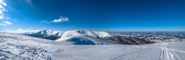 Kış dağları Karpatların manzarası, karla kaplı tepeler panorama