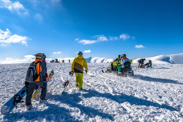 우크라 Pylypets 2021 눈덮인 산에서 스노보드와 스키를 사람들 장비를 사람들 — 스톡 사진