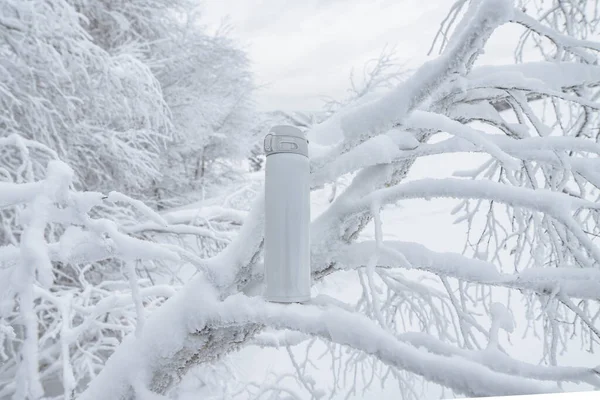 Λευκό Θερμό Μπουκάλι Για Χειμερινό Ελεύθερο Χρόνο Θερμός Φλασκών Ποτών — Φωτογραφία Αρχείου