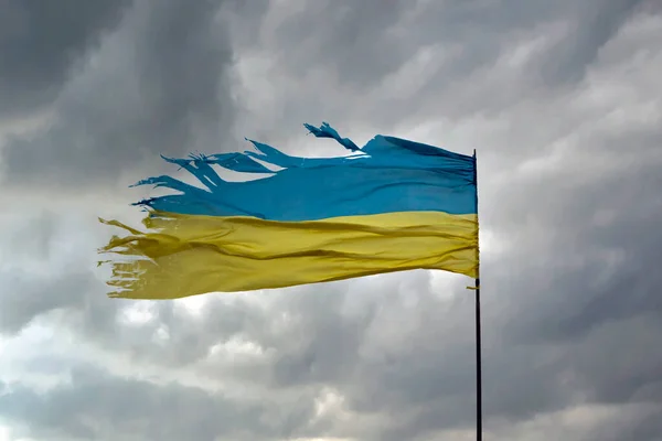 Zerfetzte Schäbige Ukraine Flagge Grauen Bewölkten Himmel Als Symbol Des — Stockfoto