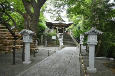 Japon savaş lordu Yoshitsune Minamoto 'nun kutsandığı' Shirahata-jinja 'türbesi. Yoshitsune Minamoto ve uşağı Benkei 'nin heykelleri var. Fujisawa Şehri, Kanagawa Bölgesi, Japonya.