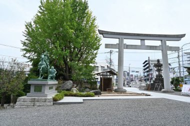 Japon savaş lordu Yoshitsune Minamoto 'nun kutsandığı' Shirahata-jinja 'türbesi. Yoshitsune Minamoto ve uşağı Benkei 'nin heykelleri var. Fujisawa Şehri, Kanagawa Bölgesi, Japonya.