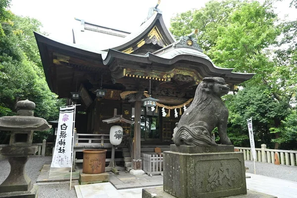 日本军阀Minamoto Yoshitsune的圣地 Shirahata Jinja 还有美本茂树和他的保留区本基的雕像 日本神奈川县富士川市 — 图库照片