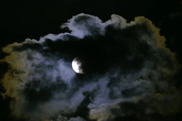 Uma Vista Lua Cheia Nuvens Imagem Fundo Lua — Fotografia de Stock