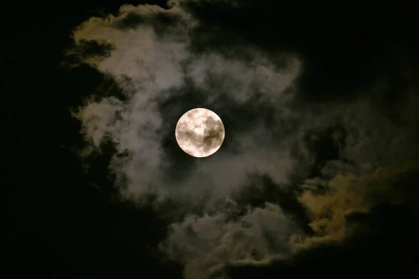 Pohled Úplněk Mraky Obrázek Měsíce Pozadí — Stock fotografie