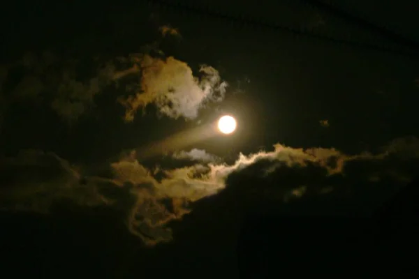 Uma Vista Lua Cheia Nuvens Imagem Fundo Lua — Fotografia de Stock
