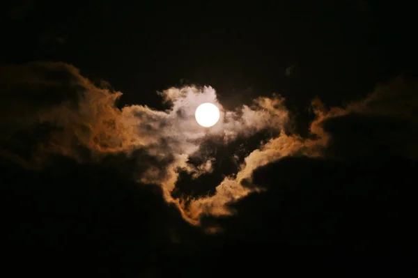 可以看到满月和云彩 月球的背景图像 — 图库照片
