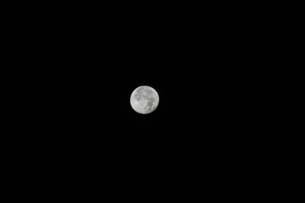 可以看到满月和云彩 月球的背景图像 — 图库照片