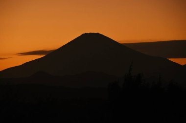 Gün batımında Fuji Dağı 'nın silueti. Doğal arka plan materyali