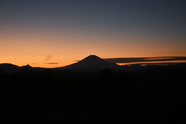 Gün batımında Fuji Dağı 'nın silueti. Doğal arka plan materyali