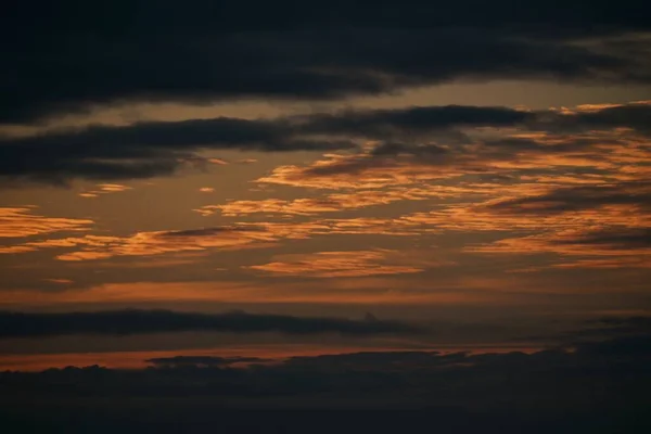 Egy Csillogó Látványosság Hajnali Napfelkelte Ragyogásának Sziluettjében Természetes Háttér Anyag — Stock Fotó