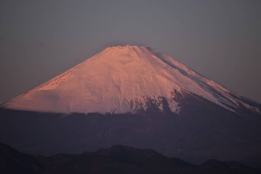 Sonbaharda Fuji Dağı 'nın manzarası. Yeni yıl kartları için arkaplan materyali.