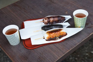 Japonya turistik bir yer olan 'Sankeien Garden' ı geziyor. Yokohama Şehri, Kanagawa Bölgesi, Japonya. Uçsuz bucaksız bir alanda tarihi binaları ve mevsimlik çiçekleri olan Japon tarzı bir bahçe..